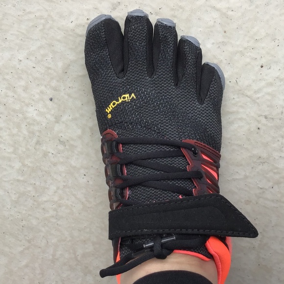 Vibram Black and Red Five Fingers - Picture 12 of 12